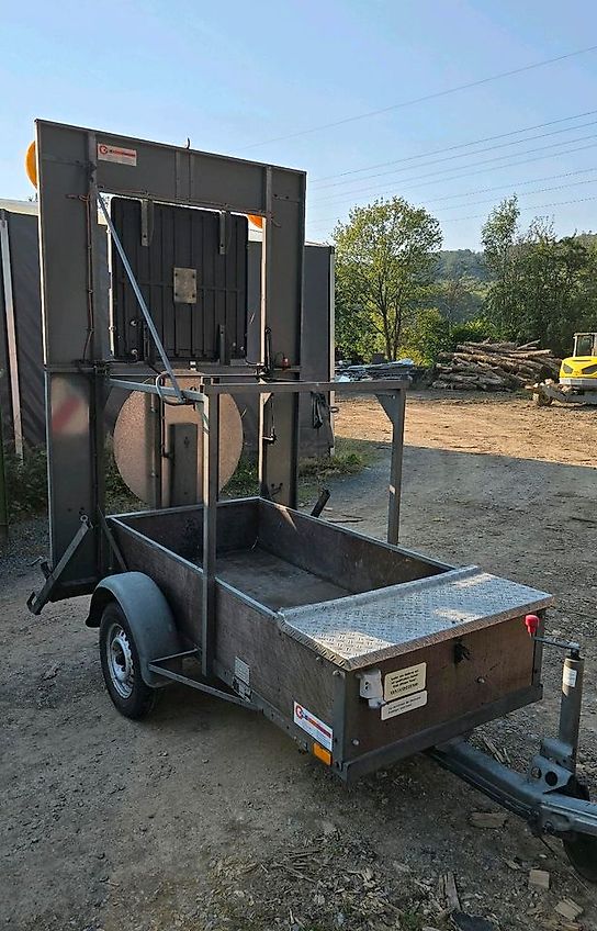 Nissen FAT Absperrtafel VZ616 Fahrbare Verkehrsleittafel Verkehrssicherungsanhänger Verkehrsleitanhänger Trebbiner Horizont Sperrwand